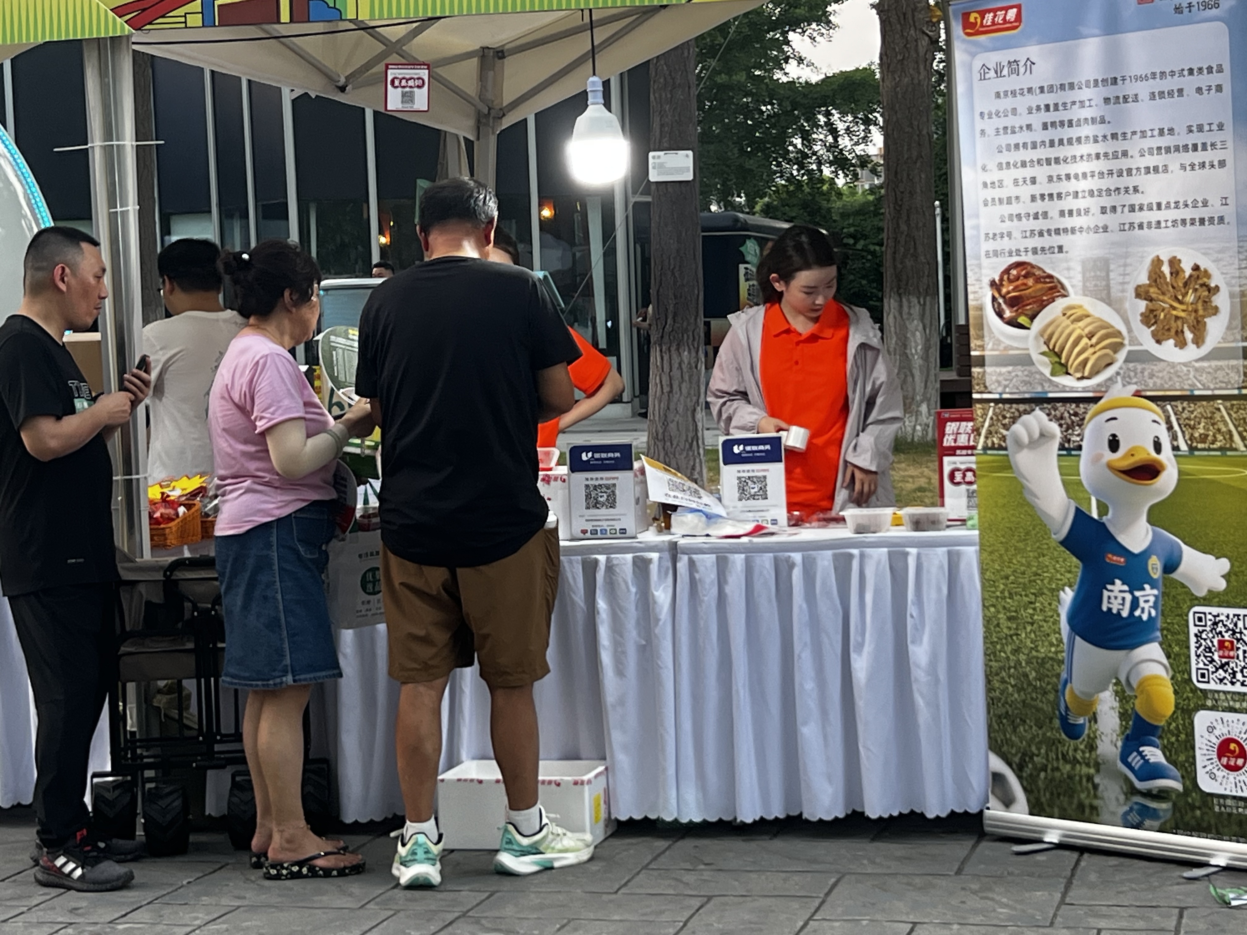 “盐水鸭”vs“大闸蟹”的“一哥之争”创纪录！六万球迷见证南京握手言和，桂花鸭场外飘香